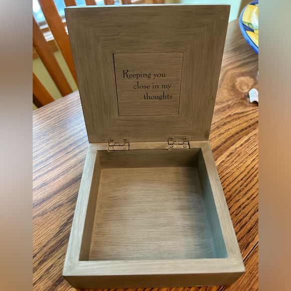 Willow Tree pre-owned Thinking of You keepsake box - Picture 2 of 3